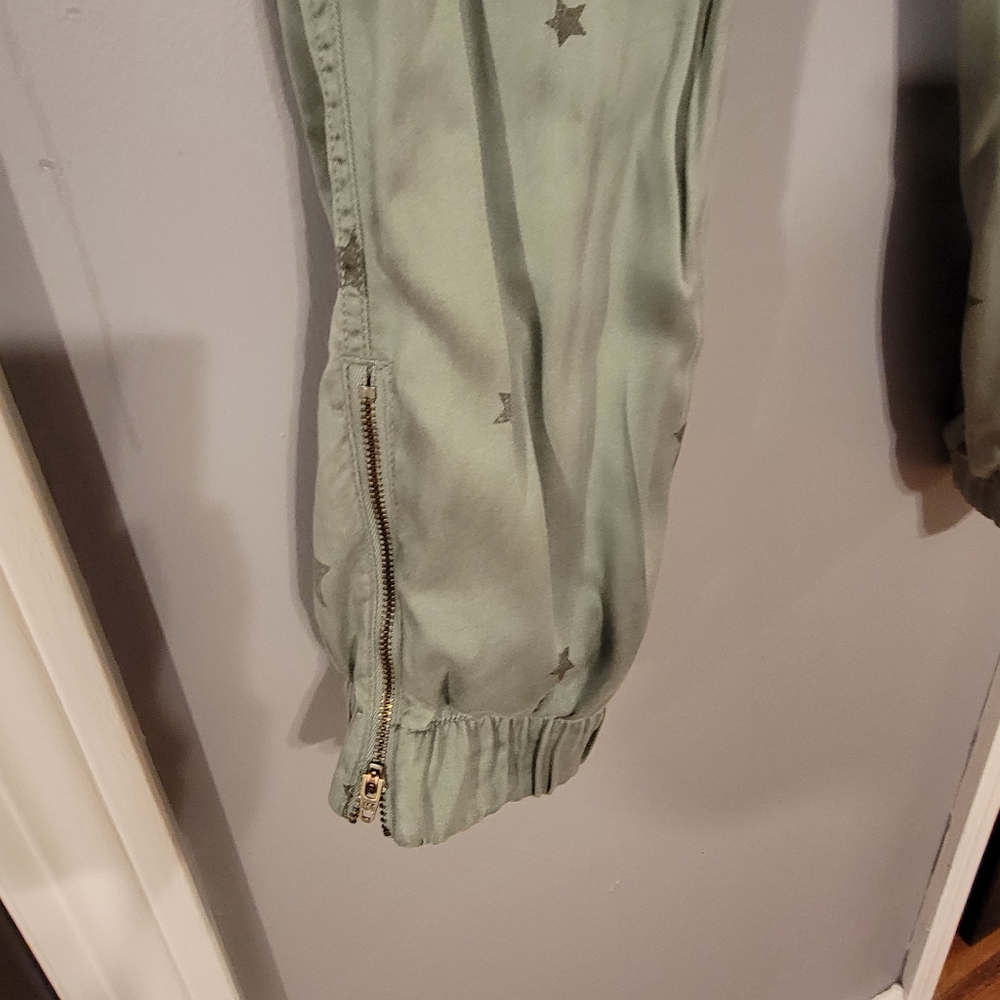 Cute green pants with star print. - Picture 5 of 6